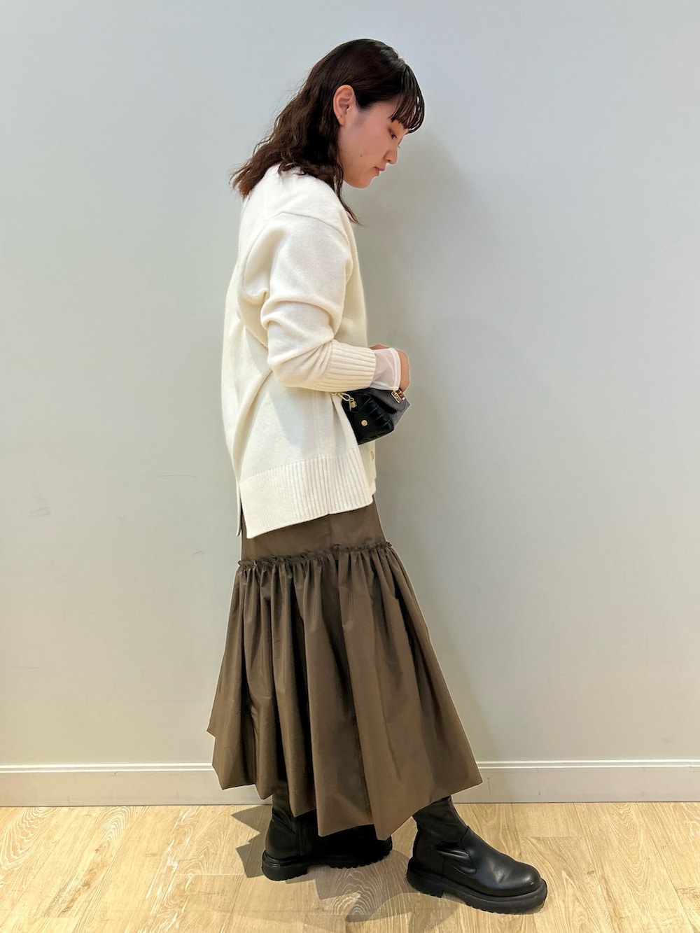 「NOLLEY'S、大人可愛い、大人カジュアル、ギャザースカート、カーディガン、ゆるっとコーデ、シアートップス、カーキスカート、休日スタイル、高身長女子、高身長コーデ」｜「NOLLEY’Sの◇【WEB限定】タフタバルーンスカート（スカート、グリーン系）」を使った、fukudaさん（レディース・170cm）の冬コーディネートの2枚目の写真
