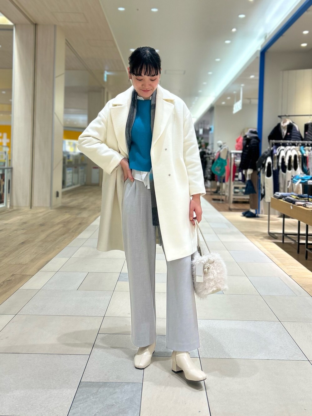 「NOLLEY'S、大人かわいい、ターコイズブルー、きれいめカジュアル、ワイドパンツ、グレー、レイヤードスタイル、重ね着、ハーフコート、高身長女子、高身長コーデ」｜「NOLLEY’Sのパールボタンシャツ（シャツ/ブラウス、ホワイト系）」を使った、fukudaさん（レディース・170cm）の冬コーディネートの5枚目の写真