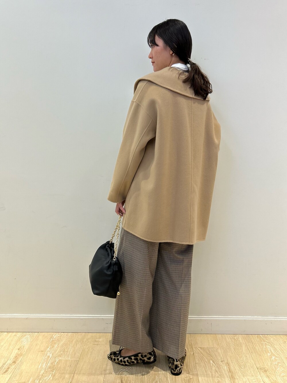 「NOLLEY'S、リバーコート、ブラウン、チェック、オトナカワイイ、キャメル、リボンブラウス、大人カジュアル、レオパード、甘めカジュアルコーデ、ハーフコート、高身長女子、高身長コーデ」｜「NOLLEY’Sの巾着チェーンバッグ（ショルダーバッグ、ブラック系）」を使った、fukudaさん（レディース・170cm）の秋コーディネートの5枚目の写真