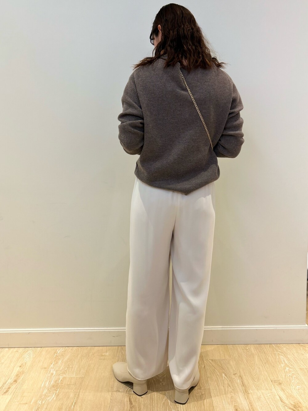 「NOLLEY'S、ロングコート、きれいめカジュアル、ブラウン、ニット、ベージュコーデ、サテンパンツ、冬コーデ、大人可愛い、高身長女子、高身長コーデ」｜「NOLLEY’Sの◇【WEB限定】カシミヤブレンドヘンリープルオーバーニット（ニット/セーター、ブラウン系）」を使った、fukudaさん（レディース・170cm）の冬コーディネートの4枚目の写真