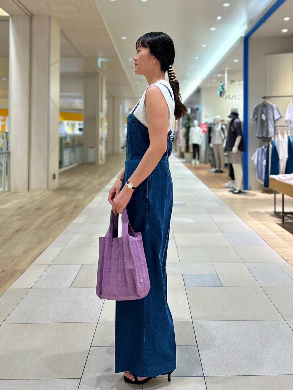 「NOLLEY'S、デニム、デニムコーデ、オールインワン、夏コーデ、きれいめカジュアル、大人かわいい、高身長女子、高身長コーデ」｜「NOLLEY’Sの【amicom/アミコム】ORIGAMI PLEATS M（ショルダーバッグ、パープル系）」を使った、fukudaさん（レディース・170cm）の夏コーディネートの4枚目の写真