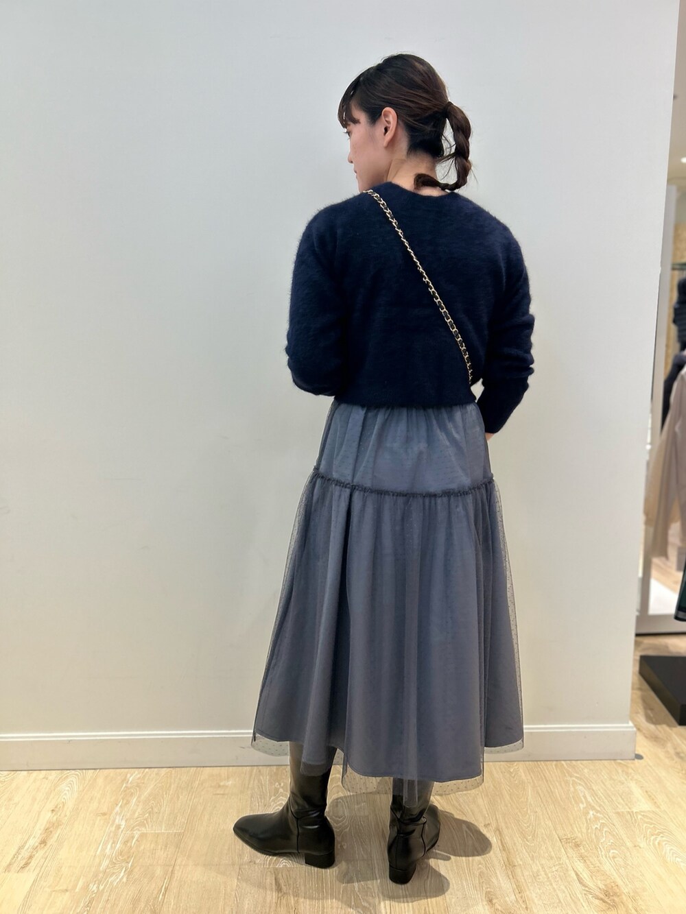 ブルー系のカーディガン/ボレロ、グリーン系のスカート、ピンク系のストール/ショールを着用したレディースの冬コーディネートの4枚目の写真