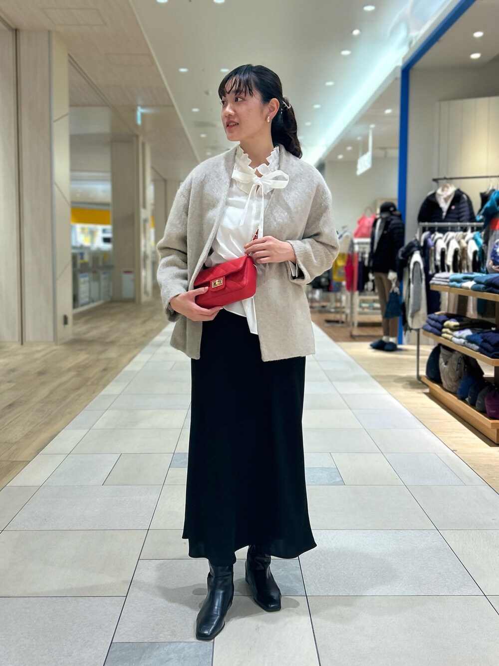 「NOLLEY'S、大人かわいい、ロングスカート、ナロースカート、フリルブラウス、シャギーコート、赤バッグ、キレイめ、高身長女子、高身長コーデ」|「NOLLEY’S Sophiのウォッシャブルマットサテンナロースカート(スカート、ブラック系)」を使った、fukudaさん(レディース・170cm)の冬コーディネートの2枚目の写真