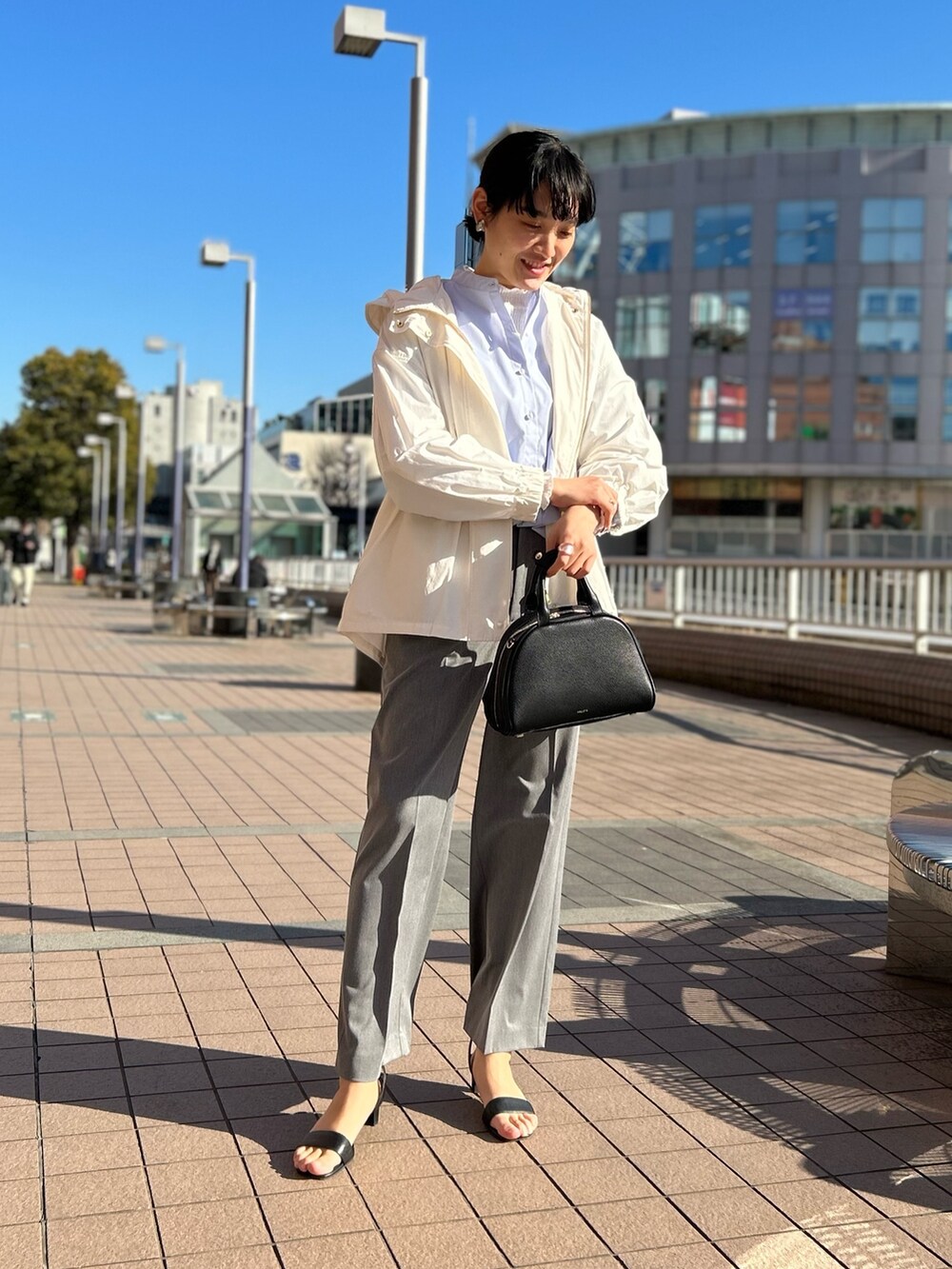 「NOLLEY'S、通勤コーデ、春アウター、重ね着、レイヤードスタイル、マンパ、マウンテンパーカー、キレイめ、ワイドパンツ、高身長女子、高身長コーデ」｜「NOLLEY’Sのレザーボストンバッグ（ボストンバッグ、ブラック系）」を使った、fukudaさん（レディース・170cm）の春コーディネートの2枚目の写真