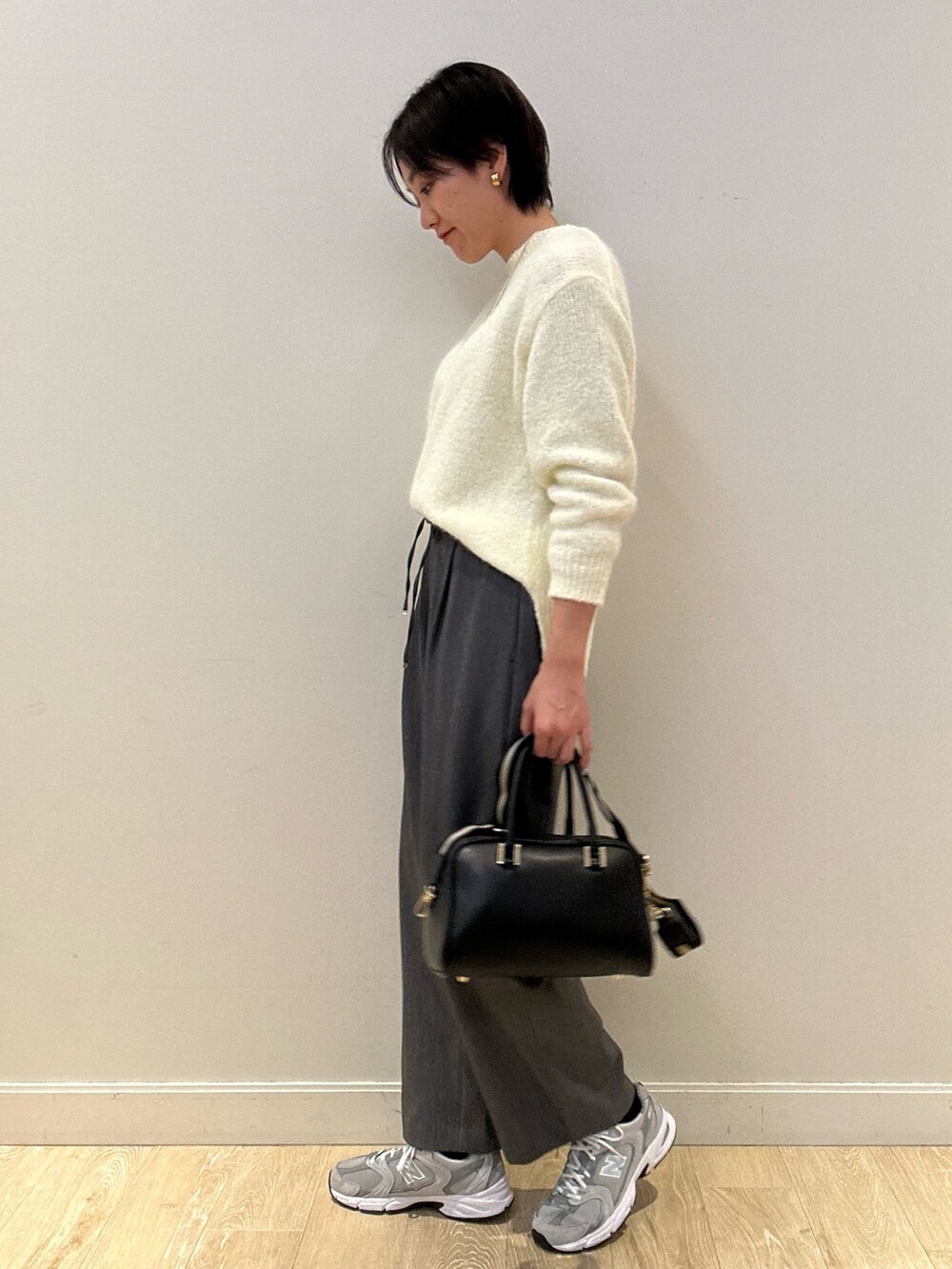 「キルティング、冬アウター、休日スタイル、冬服、パンツコーデ、ラクチンコーデ、パンツスタイル、TAION、ダウン、裏起毛、高身長女子、高身長コーデ、ショートヘア、スニーカーコーデ」｜「NOLLEY’Sのウォッシャブル裏起毛イージーワイドパンツ（その他パンツ、グレー系）」を使った、fukudaさん（レディース・170cm）の冬コーディネートの8枚目の写真