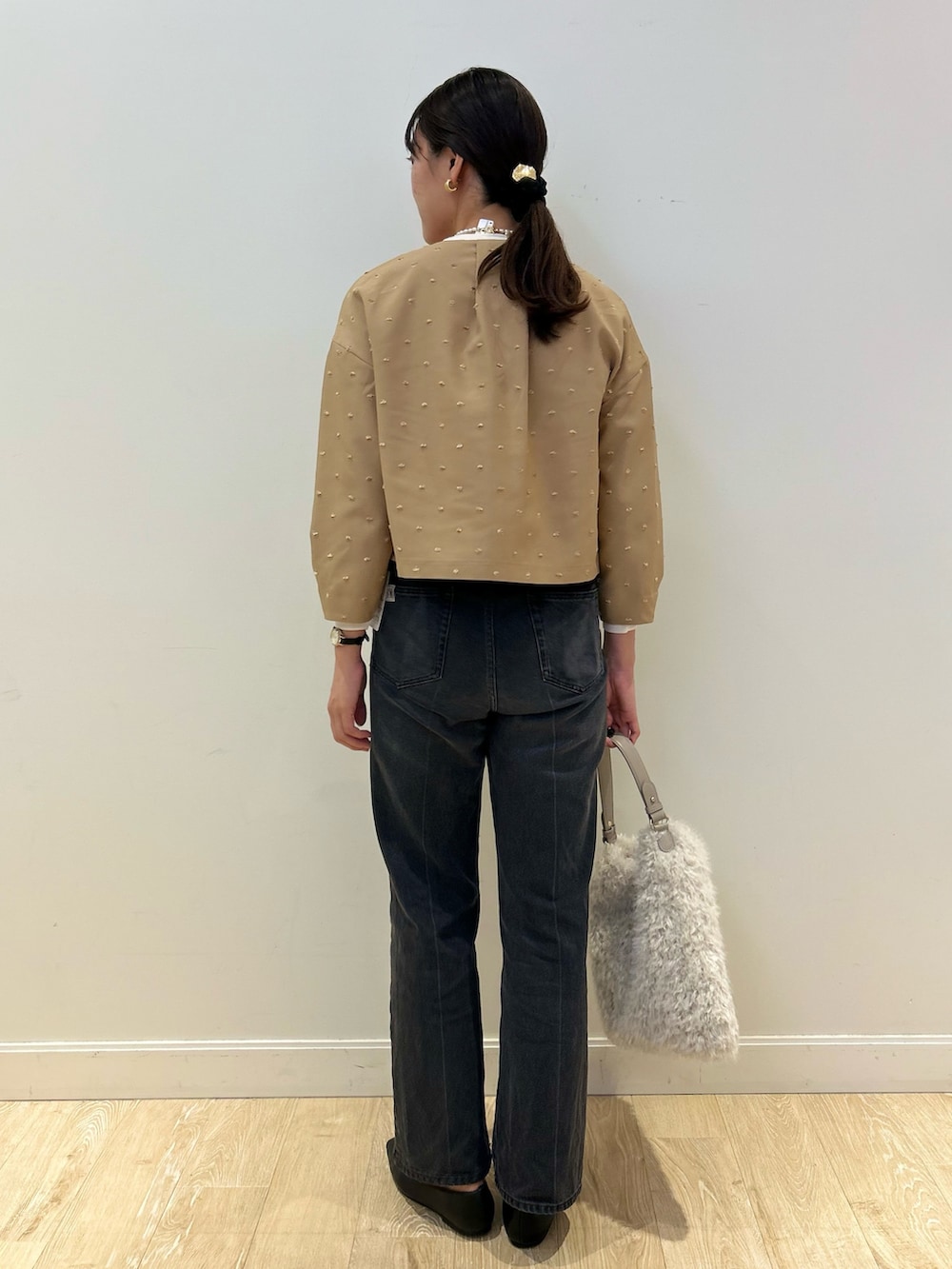 「NOLLEY'S、秋コーデ、ドット、デニム、デニムコーデ、ショート丈トップス、羽織り、キャメル、高身長女子、高身長コーデ」｜「Rie Millerの【RM denim】センタープレスハイウエストデニム（デニムパンツ、グレー系）」を使った、fukudaさん（レディース・170cm）の秋コーディネートの5枚目の写真