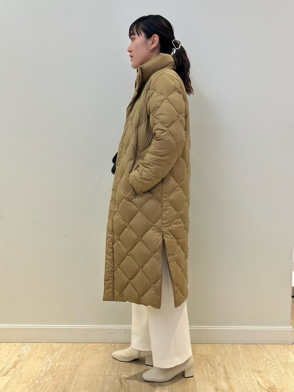 「NOLLEY'S、TAION、ロングダウン、ダウン、キルティングコート、白パンツ、ワイドパンツ、冬コーデ、ブルーニット、シアートップス、高身長女子、高身長コーデ」｜「NOLLEY’Sのウォッシャブルイージーワイドパンツ（その他パンツ、ホワイト系）」を使った、fukudaさん（レディース・170cm）の冬コーディネートの3枚目の写真