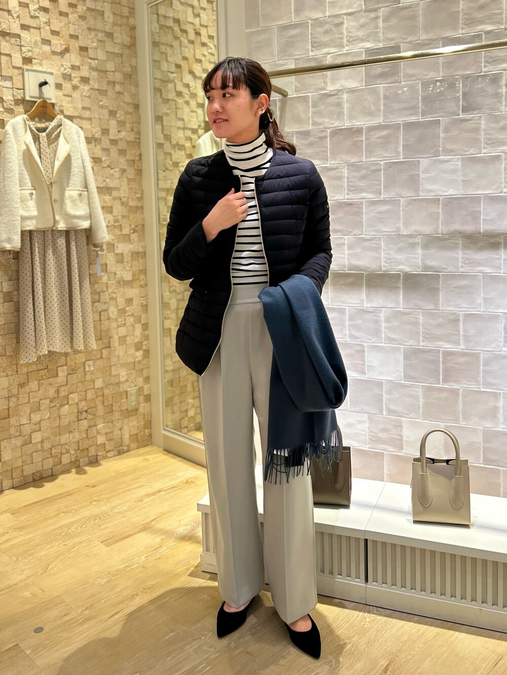 「NOLLEY'S、タトラス、キレイめ、ワイドパンツ、お出かけコーデ、通勤コーデ、ダウン、高身長女子、高身長コーデ」｜「NOLLEY’Sのウォッシャブルイージーワイドパンツ（その他パンツ、グレー系）」を使った、fukudaさん（レディース・170cm）の秋コーディネートの2枚目の写真
