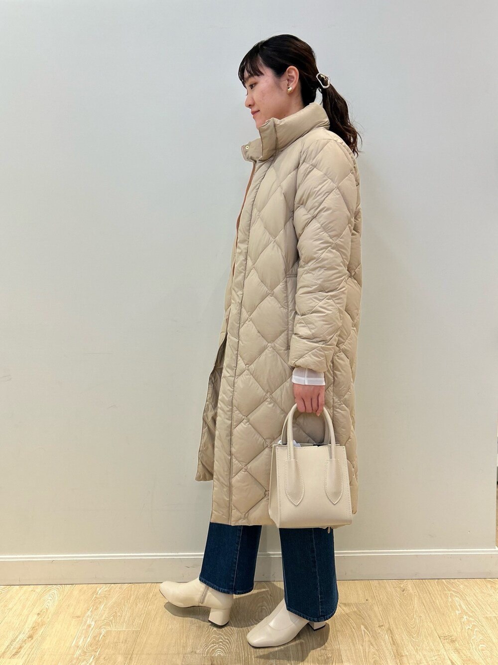「NOLLEY'S、サーモンピンク、モヘヤニット、TAION、ダウン、デニム、きれいめカジュアル、高身長女子、高身長コーデ」|「Rie Millerのセンタープレスハイウエストデニム(デニムパンツ、ブルー系)」を使った、fukudaさん(レディース・170cm)の冬コーディネートの3枚目の写真
