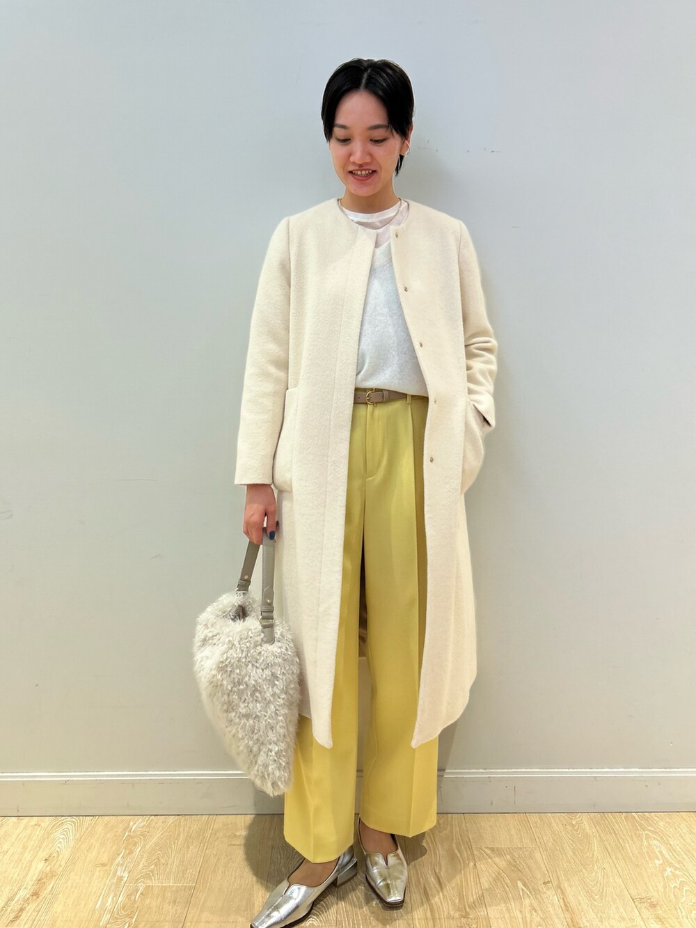 「NOLLEY'S、冬アウター、シアートップス、カシミヤ、イエロー、ワイドパンツ、カラーパンツ、ホワイトコーデ、キレイめ、おでかけコーデ、冬コーデ、高身長女子、高身長コーデ、ショートヘア」|「NOLLEY’Sのフェイクファーワンショルダーバッグ(ショルダーバッグ、ホワイト系)」を使った、fukudaさん(レディース・170cm)の秋コーディネートの3枚目の写真