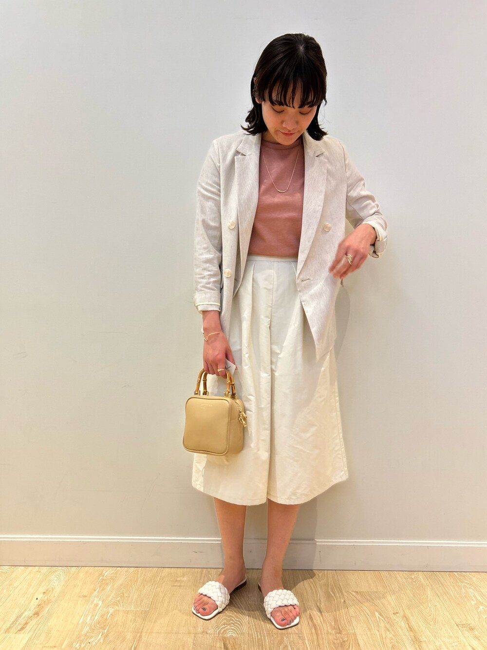 「NOLLEY'S、キュロット、きれいめカジュアル、春コーデ、春夏コーデ、ジャケット、ジャケットスタイル、ホワイトコーデ、ベージュコーデ、高身長女子、高身長コーデ」｜「NOLLEY’Sのタフタキュロット（その他パンツ、ホワイト系）」を使った、fukudaさん（レディース・170cm）の春コーディネートの3枚目の写真