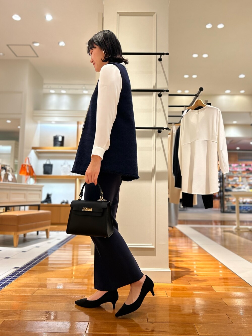 「NOLLEY'S、セレモニーコーデ、セレモニー、ツィード、ハレの日、キレイめ、スプリングコート、ベスト、ベストコーデ、リボンタイ、高身長女子、高身長コーデ」|「AULENTTIの【AULENTTI/ オーレンティ】スクエアひねりショルダーバッグ(ショルダーバッグ、ブラック系)」を使った、fukudaさん(レディース・170cm)の冬コーディネートの3枚目の写真