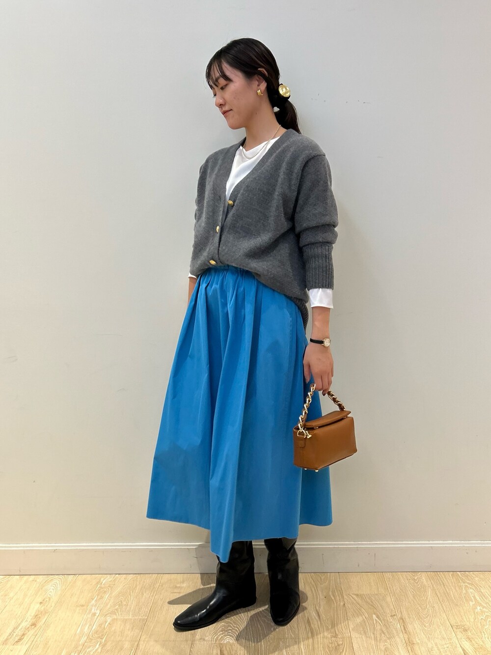 「NOLLEY'S、カーディガン、ゆるニット、サテン、タフタスカート、大人かわいい、ニット、冬コーデ、秋コーデ、高身長女子、高身長コーデ」|「NOLLEY’Sのチェーンハンドルボックスバッグ【made in Italy】(ショルダーバッグ、イエロー系)」を使った、fukudaさん(レディース・170cm)の秋コーディネートの4枚目の写真