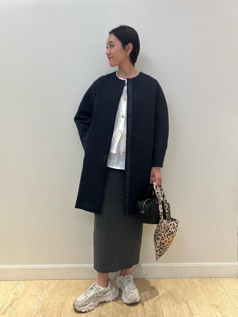 「NOLLEY'S、ジャガード、ジャガードニット、カーディガン、春コーデ、春コート、タイトスカート、ニットスカート、スニーカー、スニーカーコーデ、高身長女子、高身長コーデ、ショートヘア、大人カジュアル」｜「Rie Millerの《手洗い可能》カットジャガード金ボタンカーディガン（カーディガン/ボレロ、ホワイト系）」を使った、fukudaさん（レディース・170cm）の冬コーディネートの7枚目の写真