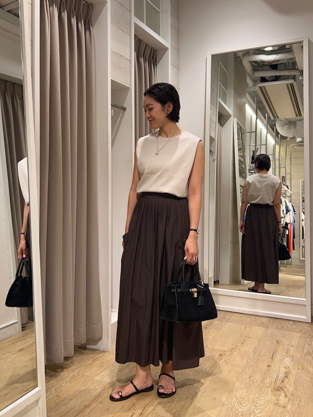 「ロングスカート、ノースリーブ、ベージュコーデ、ブラウンコーデ、大人かわいい、大人カジュアル、きれいめ、高身長女子、高身長コーデ、NOLLEY'S」｜「grace grace の【grace grace/グラスグラス】コインネックレス（ネックレス、ゴールド系）」を使った、fukudaさん（レディース・170cm）の夏コーディネートの4枚目の写真