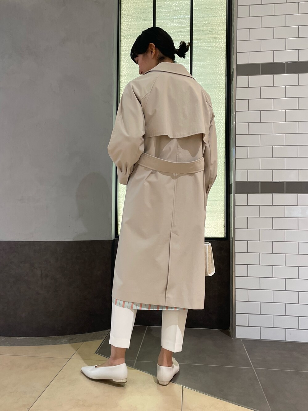 「ストライプワンピース、ノーリーズ、NOLLEY'S、ホワイトパンツ、テーパードパンツ、キレイめ、春コーデ、春物、羽織り、トレンチコート、シャツワンピ、高身長女子、高身長コーデ」｜「NOLLEY’Sのストライプシャツワンピース（シャツワンピース、グリーン系）」を使った、fukudaさん（レディース・170cm）の冬コーディネートの9枚目の写真