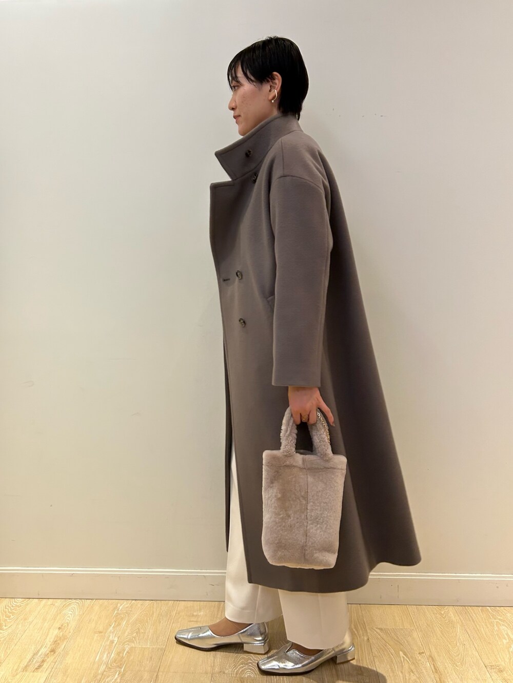 「NOLLEY'S、ロングコート、カーキアウター、キャメル、白パンツ、冬コーデ、大人かわいい、キレイめ、ショートヘア、高身長女子、高身長コーデ」|「NOLLEY’S Sophiの<飯豊まりえさん着用>◇【WEB限定カラーあり】KIWI 2WAYチェスターコート 24AW(チェスターコート、グリーン系)」を使った、fukudaさん(レディース・170cm)の秋コーディネートの4枚目の写真