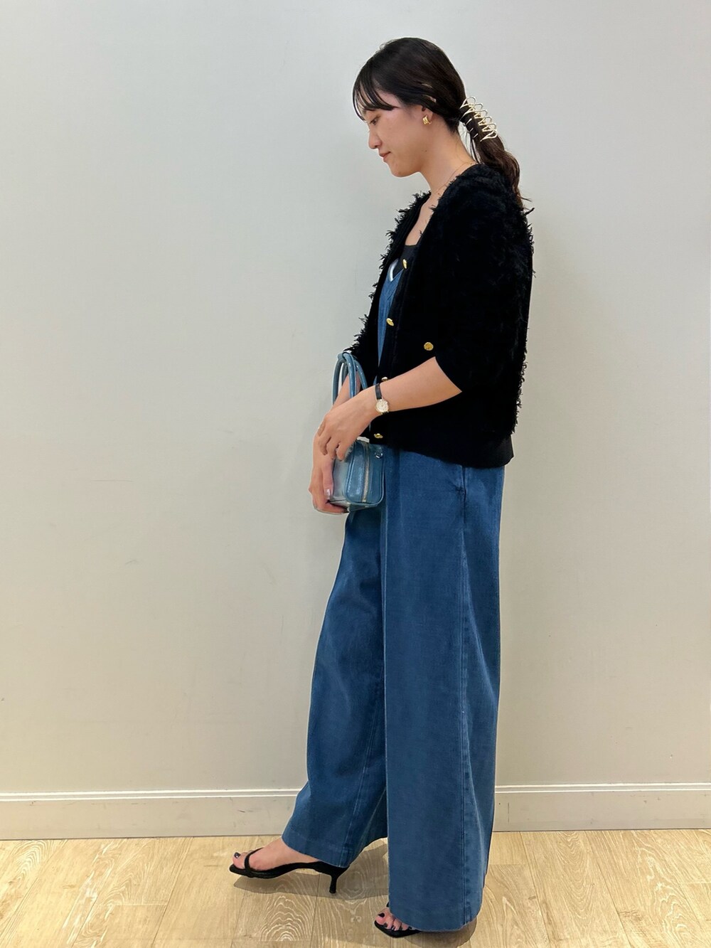 「NOLLEY'S、オールインワン、デニム、フリンジ、ジャガード、カーディガン、大人カジュアル、秋コーデ、秋服準備はじめました、高身長女子、高身長コーデ」｜「NOLLEY’Sの横長ボストン（ボストンバッグ、ブルー系）」を使った、fukudaさん（レディース・170cm）の夏コーディネートの4枚目の写真