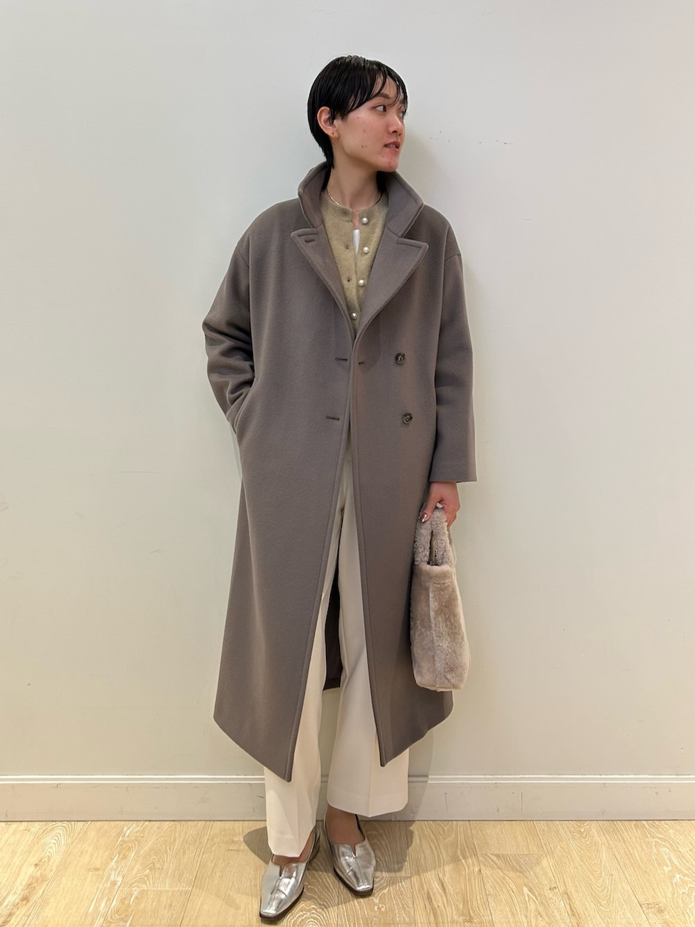 「NOLLEY'S、ロングコート、カーキアウター、キャメル、白パンツ、冬コーデ、大人かわいい、キレイめ、ショートヘア、高身長女子、高身長コーデ」|「NOLLEY’S Sophiの<飯豊まりえさん着用>◇【WEB限定カラーあり】KIWI 2WAYチェスターコート 24AW(チェスターコート、グリーン系)」を使った、fukudaさん(レディース・170cm)の秋コーディネートの2枚目の写真