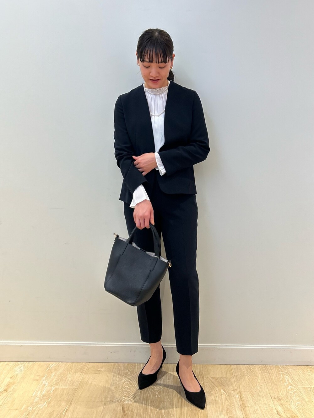 「NOLLEY'S、オフィススタイル、スーツスタイル、ジャケット、ハレの日、セレモニー、キレイめ、セットアップ、高身長女子、高身長コーデ」|「NOLLEY’Sのレザートートバッグ(トートバッグ、ブラック系)」を使った、fukudaさん(レディース・170cm)の冬コーディネートの2枚目の写真