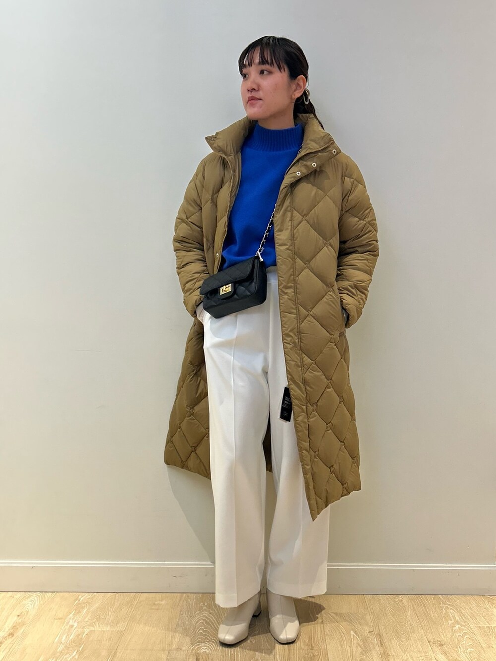 「NOLLEY'S、TAION、ロングダウン、ダウン、キルティングコート、白パンツ、ワイドパンツ、冬コーデ、ブルーニット、シアートップス、高身長女子、高身長コーデ」｜「NOLLEY’Sのウォッシャブルイージーワイドパンツ（その他パンツ、ホワイト系）」を使った、fukudaさん（レディース・170cm）の冬コーディネートの2枚目の写真