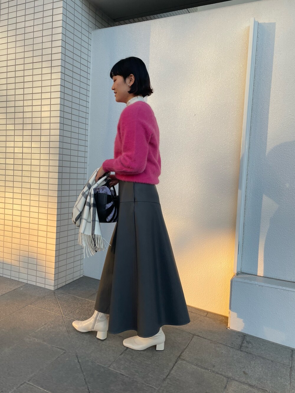 「NOLLEY'S、ノーリーズ、ピンクニット、ビビットピンク、ふわふわニット、レザースカート、ロングスカート、冬コーデ、お出かけコーデ、キレイめコーデ、チェックストール、ファーバッグ、ヴィオラドーロ、高身長女子、高身長コーデ」｜「VIOLAd'OROの【VIOLAｄ’ORO/ ヴィオラドーロ】フェイクファー巾着付抜き手バッグ（トートバッグ、ブラック系）」を使った、fukudaさん（レディース・170cm）の冬コーディネートの3枚目の写真