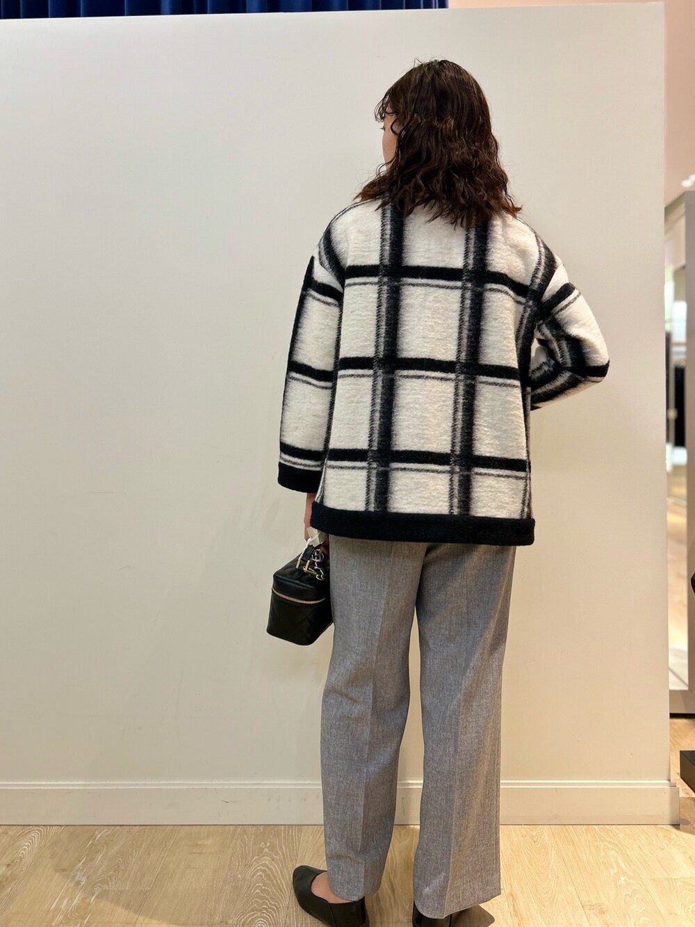 「NOLLEY'S、ジャケット、ニットジャケット、ワイドパンツ、グレー、アウター、キルティングバッグ、タートルネック、秋コーデ、高身長女子」｜「NOLLEY’Sの◇【WEB限定サイズあり】ウォッシャブルイージーワイドパンツ（その他パンツ、グレー系）」を使った、fukudaさん（レディース・170cm）の秋コーディネートの5枚目の写真