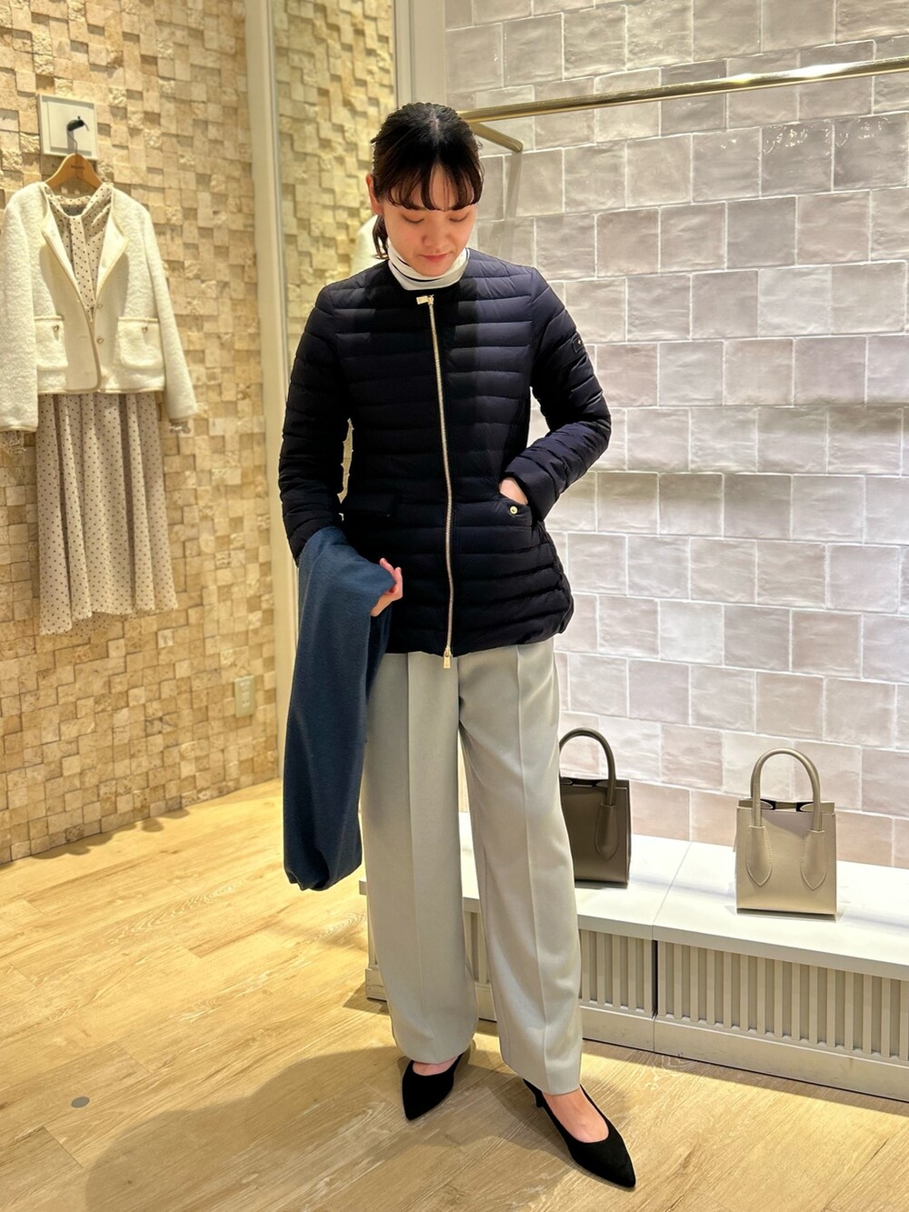 「NOLLEY'S、タトラス、キレイめ、ワイドパンツ、お出かけコーデ、通勤コーデ、ダウン、高身長女子、高身長コーデ」｜「NOLLEY’Sのウォッシャブルイージーワイドパンツ（その他パンツ、グレー系）」を使った、fukudaさん（レディース・170cm）の秋コーディネートの3枚目の写真