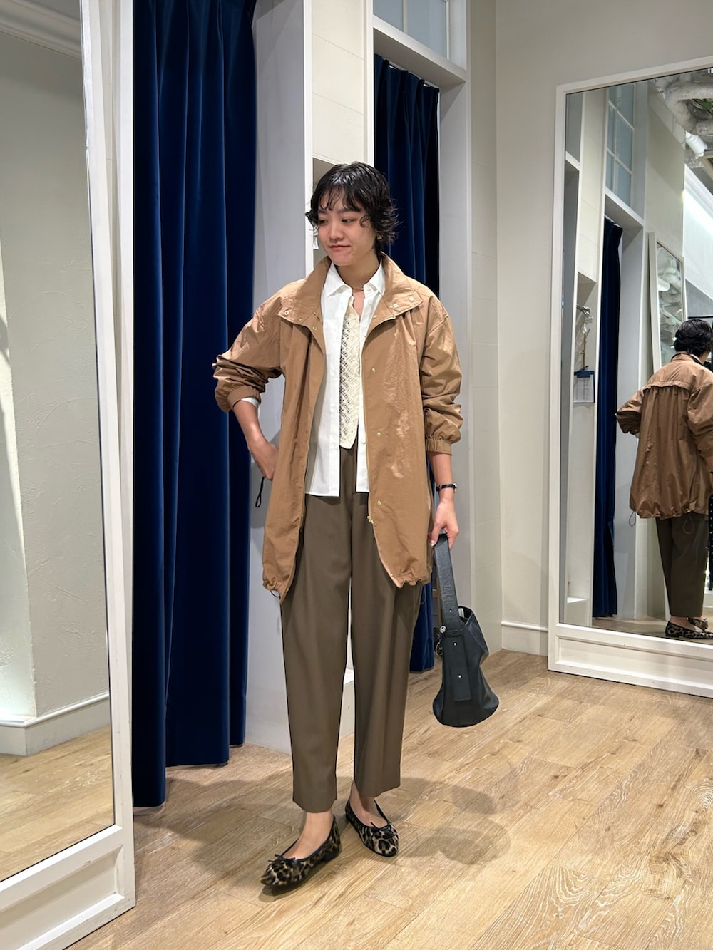 ホワイト系のカーディガン/ボレロ、ホワイト系のシャツ/ブラウス、イエロー系のその他アウターを着用したレディースの秋コーディネートの3枚目の写真