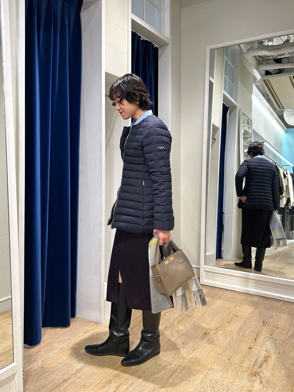 ブルー系のシャツ/ブラウス、ブルー系のダウンジャケット/コート、ブルー系のスカートを着用したレディースの秋コーディネートの4枚目の写真