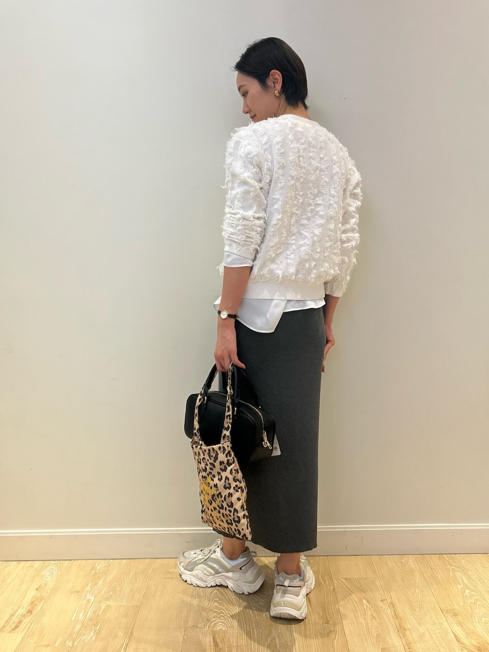 「NOLLEY'S、ジャガード、ジャガードニット、カーディガン、春コーデ、春コート、タイトスカート、ニットスカート、スニーカー、スニーカーコーデ、高身長女子、高身長コーデ、ショートヘア、大人カジュアル」｜「Rie Millerの《手洗い可能》カットジャガード金ボタンカーディガン（カーディガン/ボレロ、ホワイト系）」を使った、fukudaさん（レディース・170cm）の冬コーディネートの5枚目の写真