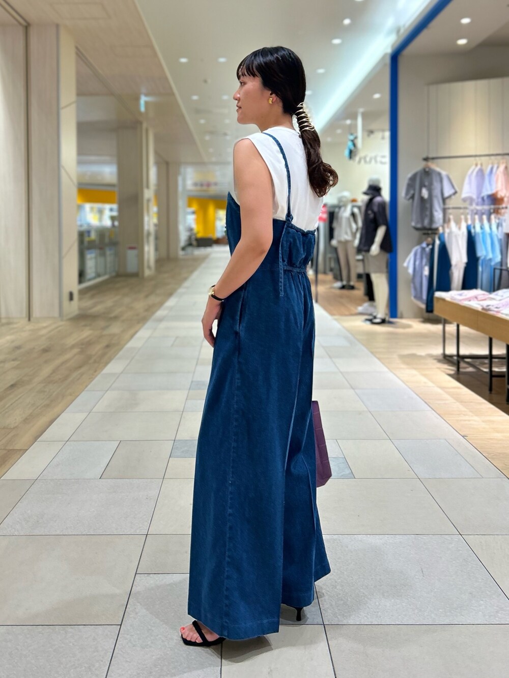 「NOLLEY'S、デニム、デニムコーデ、オールインワン、夏コーデ、きれいめカジュアル、大人かわいい、高身長女子、高身長コーデ」｜「NOLLEY’Sの【amicom/アミコム】ORIGAMI PLEATS M（ショルダーバッグ、パープル系）」を使った、fukudaさん（レディース・170cm）の夏コーディネートの5枚目の写真
