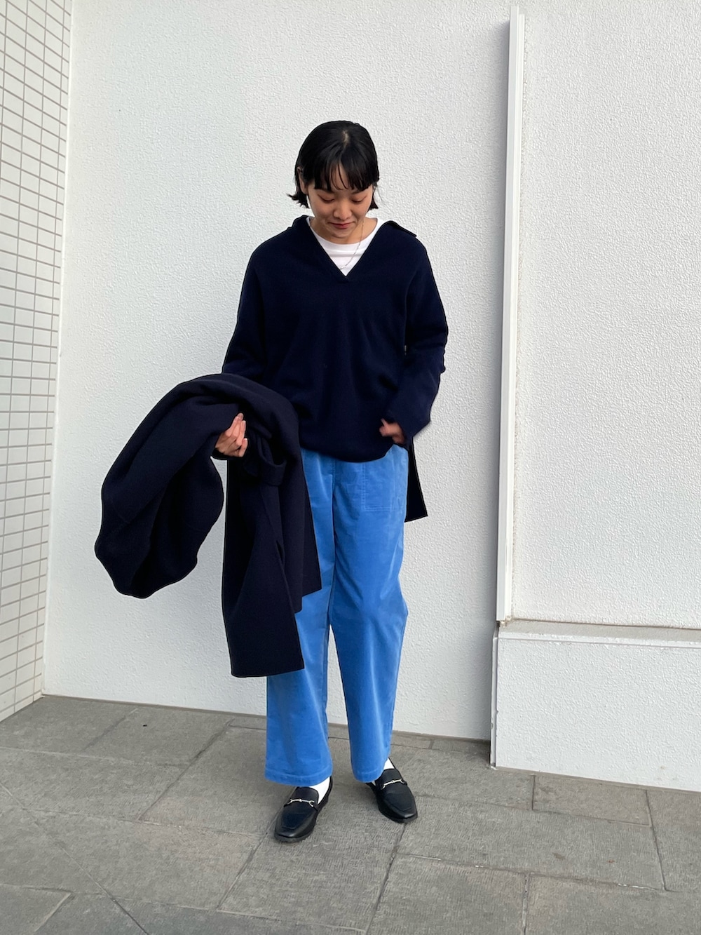 「ノーリーズ、NOLLEY'S、抜き衿、ネイビーニット、ざっくりニット、ロング丈、Vネックニット、コーデュロイパンツ、ブルーパンツ、大人カジュアル、重ね着、ネイビーコート、リバーコート、高身長コーデ、高身長女子」｜「NOLLEY’Sの【WEB限定サイズあり】ライトコーデュロイイージーパンツ（その他パンツ、ブルー系）」を使った、fukudaさん（レディース・170cm）の冬コーディネートの5枚目の写真