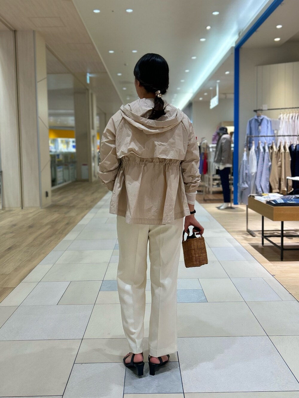「NOLLEY'S、ベージュ、ワントーンコーデ、ホワイトコーデ、オトナカワイイ、春アウター、マウンテンパーカー、レース、ワイドパンツ、キレイめ、高身長女子、高身長コーデ」｜「NOLLEY’Sのウォッシャブル愛されイージータックワイドパンツ（その他パンツ、ホワイト系）」を使った、fukudaさん（レディース・170cm）の春コーディネートの5枚目の写真
