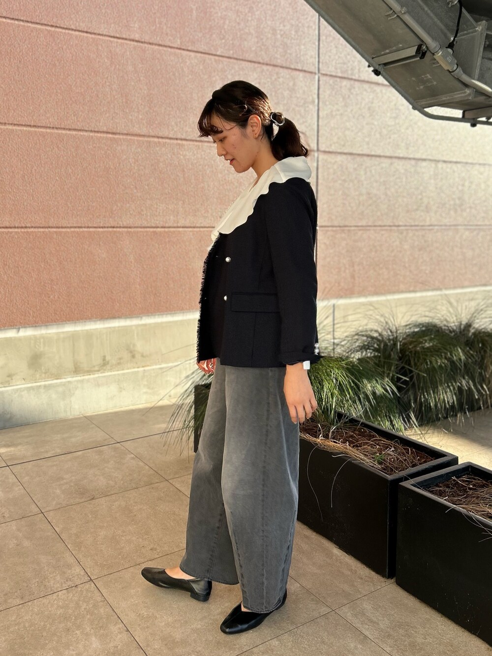 「NOLLEY'S、ジャケットスタイル、ジャケット、ツイード、バギーパンツ、フリルトップス、秋コーデ、セレモニー、デニム、高身長コーデ、高身長女子」｜「Rie Millerのハイウエストバギーデニム（デニムパンツ、ブラック系）」を使った、fukudaさん（レディース・170cm）の秋コーディネートの3枚目の写真