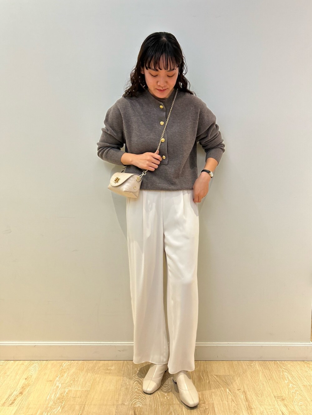 「NOLLEY'S、ロングコート、きれいめカジュアル、ブラウン、ニット、ベージュコーデ、サテンパンツ、冬コーデ、大人可愛い、高身長女子、高身長コーデ」｜「NOLLEY’Sの◇【WEB限定】カシミヤブレンドヘンリープルオーバーニット（ニット/セーター、ブラウン系）」を使った、fukudaさん（レディース・170cm）の冬コーディネートの2枚目の写真