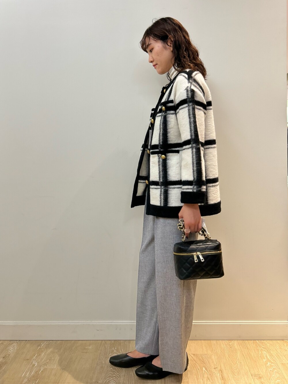 「NOLLEY'S、ジャケット、ニットジャケット、ワイドパンツ、グレー、アウター、キルティングバッグ、タートルネック、秋コーデ、高身長女子」｜「NOLLEY’Sの◇【WEB限定サイズあり】ウォッシャブルイージーワイドパンツ（その他パンツ、グレー系）」を使った、fukudaさん（レディース・170cm）の秋コーディネートの4枚目の写真