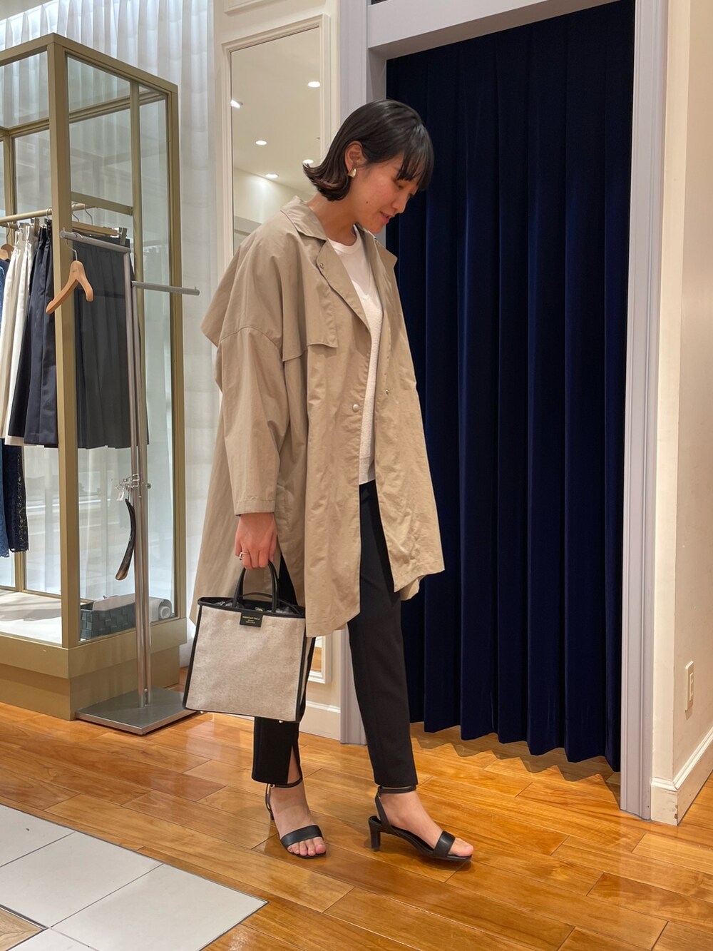 「NOLLEY'S、撥水加工、ビッグシルエット、春アウター、大人カジュアル、スリットパンツ、和紙ニット、ゆるニット、マンパ、レイヤードスタイル、高身長女子、高身長コーデ」|「NOLLEY’Sのウォッシャブルカットジョーゼットスリットパンツ(その他パンツ、ブラック系)」を使った、fukudaさん(レディース・170cm)の春コーディネートの4枚目の写真