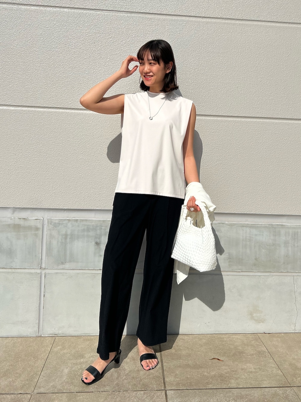 「NOLLEY'S、オフィススタイル、キレイめ、ハンサムコーデ、ストレッチパンツ、ＵＶカット、アクティブ、ノースリーブ、メッシュバッグ、通勤コーデ、リラックススタイル、高身長女子、高身長コーデ」｜「NOLLEY’Sの◇【WEB限定】アクティビティシリーズ《高機能素材》UVカットタックワイドパンツ（その他パンツ、ブラック系）」を使った、fukudaさん（レディース・170cm）の夏コーディネートの4枚目の写真