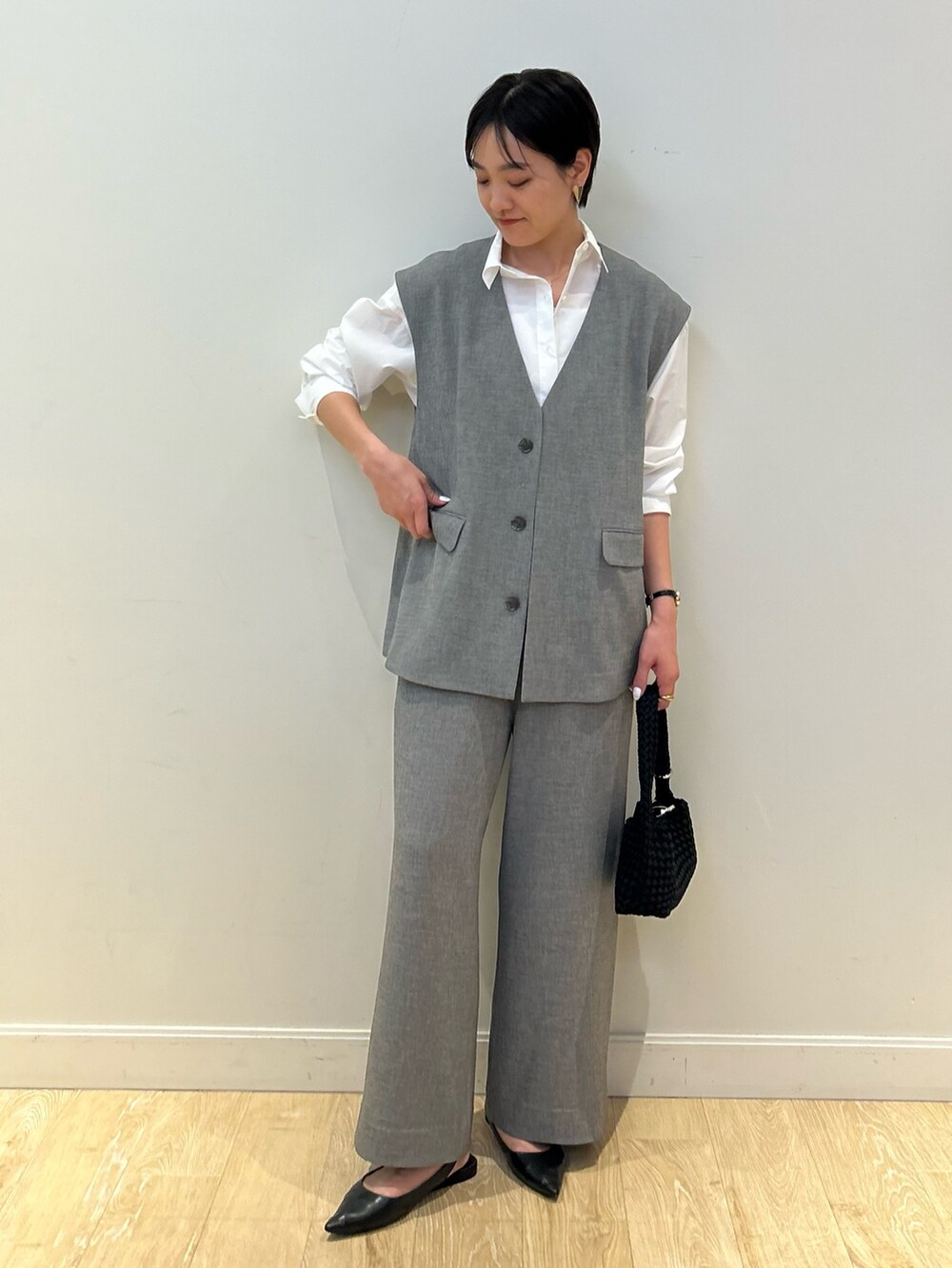 「オールインワン、ジレ、ジレスタイル、ジレコーデ、大人カジュアル、大人かわいい、きれいめカジュアル、休日スタイル、シャツ、シャツスタイル、高身長女子、高身長コーデ、ショートヘア、メッシュバッグ、春夏コーデ」｜「NOLLEY’Sの【grace grace/グラスグラス】ハートイヤリング（イヤリング、ゴールド系）」を使った、fukudaさん（レディース・170cm）の春コーディネートの2枚目の写真