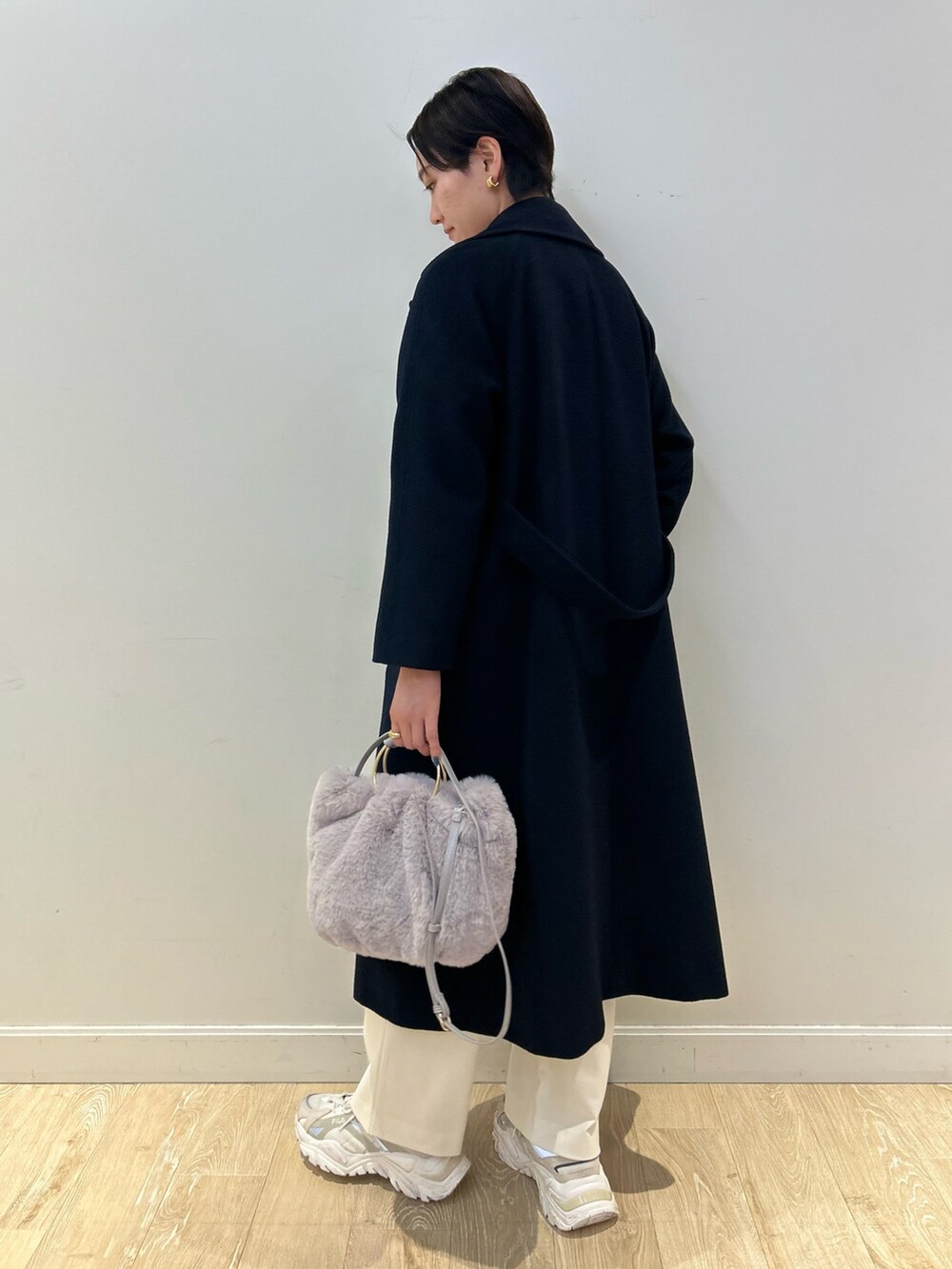 「NOLLEY'S、ネイビー、ロングコート、冬コーデ、冬アウター、ハイネック、ホワイトパンツ、大人カジュアル、イエロー、きれいめカジュアル、高身長女子、高身長コーデ、ショートヘア、ファーバッグ、コート」|「NOLLEY’S Sophiの紡毛ハイネックプルオーバーニット(ニット/セーター、イエロー系)」を使った、fukudaさん(レディース・170cm)の秋コーディネートの5枚目の写真
