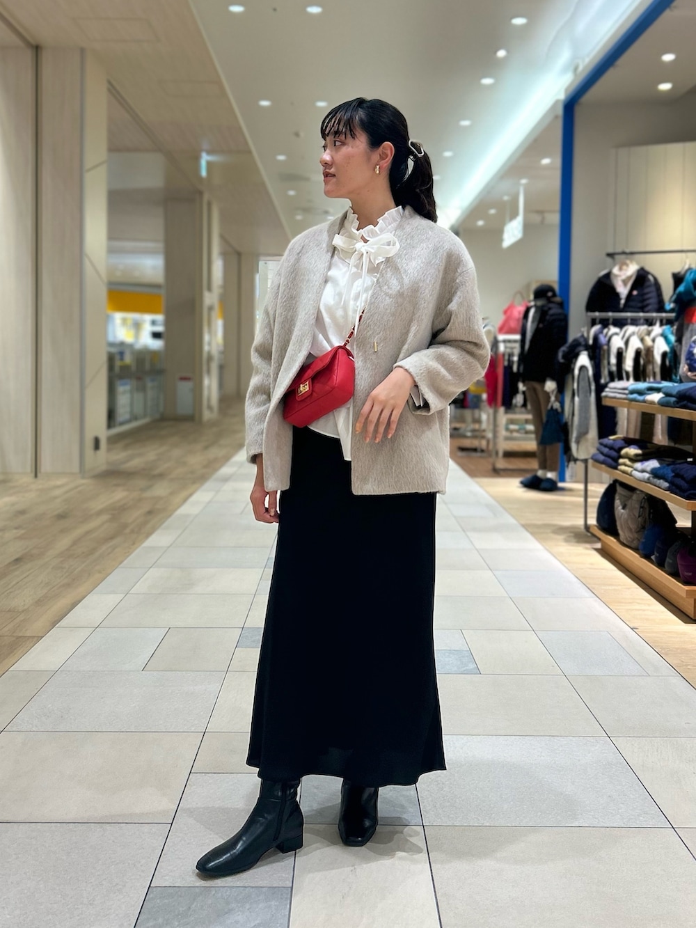 「NOLLEY'S、大人かわいい、ロングスカート、ナロースカート、フリルブラウス、シャギーコート、赤バッグ、キレイめ、高身長女子、高身長コーデ」|「NOLLEY’S Sophiのウォッシャブルマットサテンナロースカート(スカート、ブラック系)」を使った、fukudaさん(レディース・170cm)の冬コーディネートの3枚目の写真