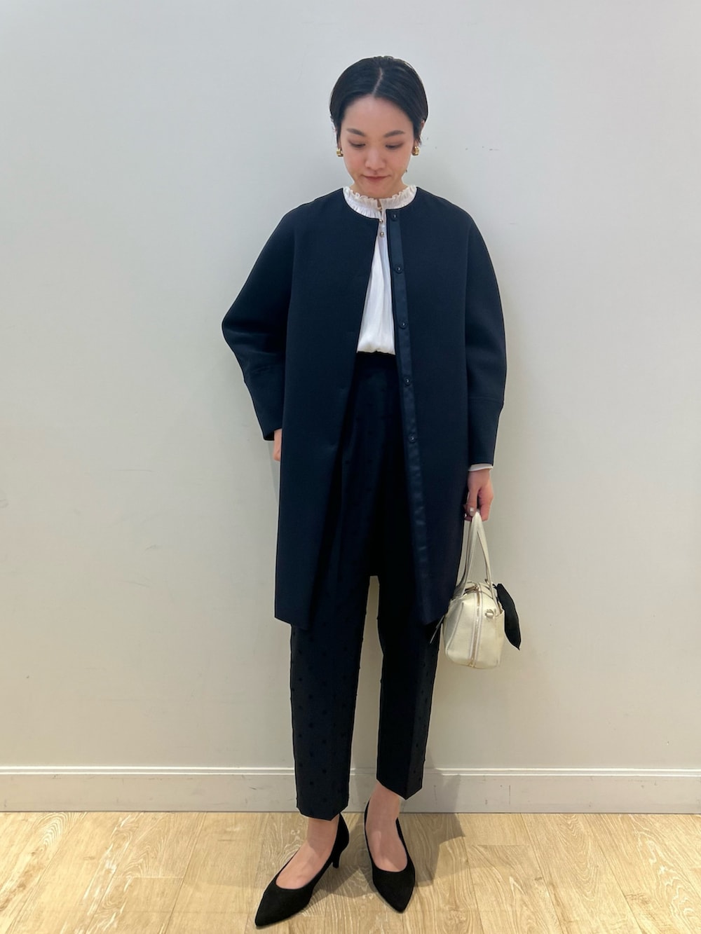 「セレモニー、オケージョン、フリルトップス、フリルブラウス、ドットパンツ、ジャガード、春コート、コート、きれいめ、大人可愛い、テーパードパンツ、高身長女子、高身長コーデ、ショートヘア」｜「NOLLEY’Sの《セットアップ対応》ウォッシャブルドットツッキリツータックテーパードパンツ（その他パンツ、ブルー系）」を使った、fukudaさん（レディース・170cm）の冬コーディネートの6枚目の写真