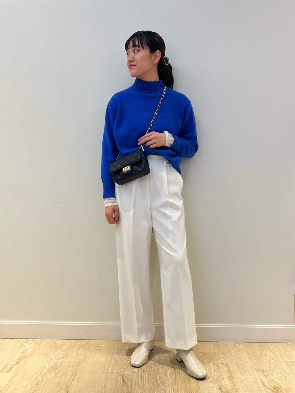 「NOLLEY'S、TAION、ロングダウン、ダウン、キルティングコート、白パンツ、ワイドパンツ、冬コーデ、ブルーニット、シアートップス、高身長女子、高身長コーデ」｜「NOLLEY’Sのウォッシャブルイージーワイドパンツ（その他パンツ、ホワイト系）」を使った、fukudaさん（レディース・170cm）の冬コーディネートの6枚目の写真