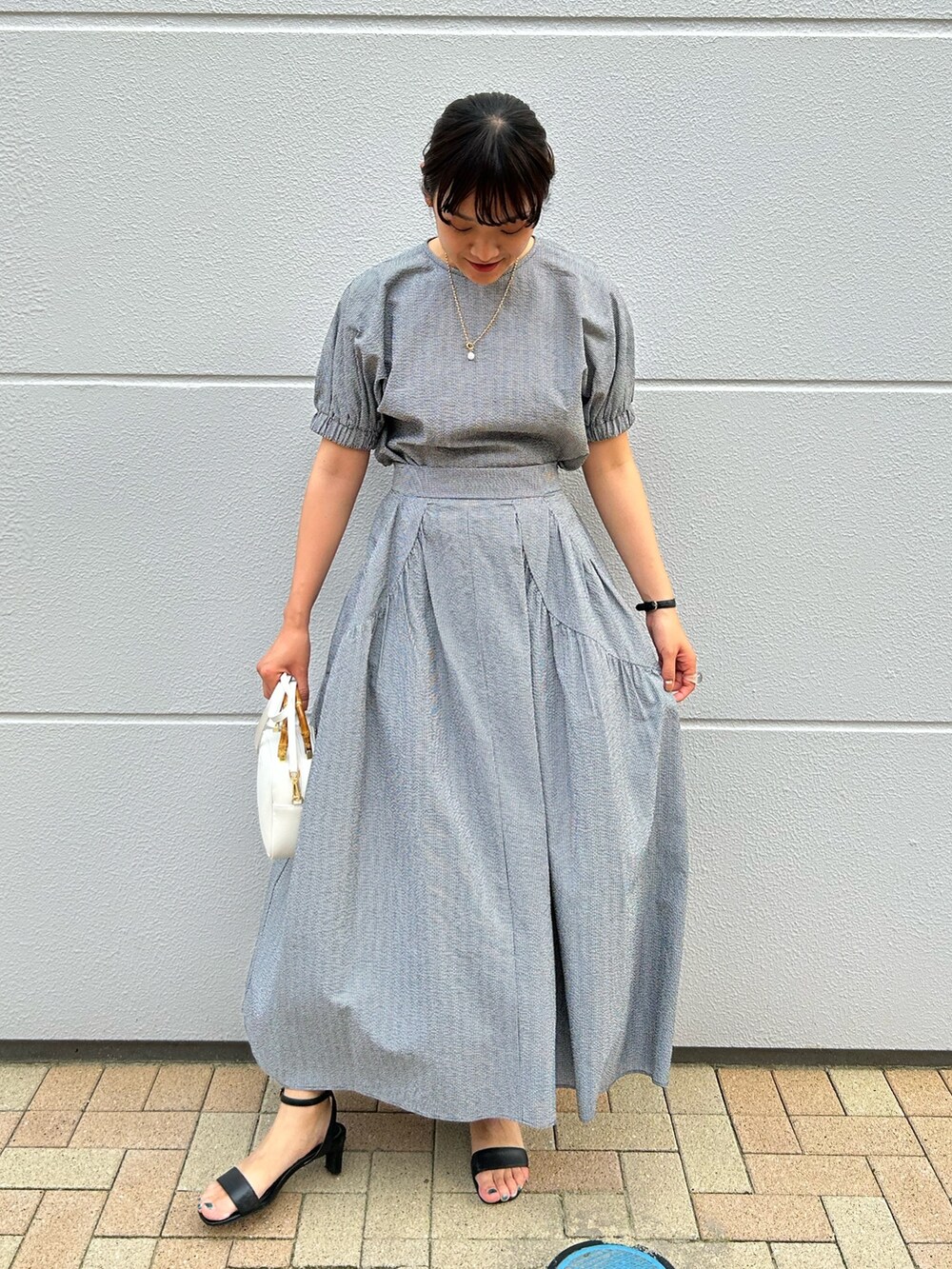 「NOLLEY'S、セットアップ、お出かけコーデ、サッカー素材、ポコポコ、ロングスカート、夏コーデ、高身長女子、高身長コーデ」｜「NOLLEY’Sの《セットアップ対応》ポコポコサッカースカート（スカート、グレー系）」を使った、fukudaさん（レディース・170cm）の夏コーディネートの6枚目の写真