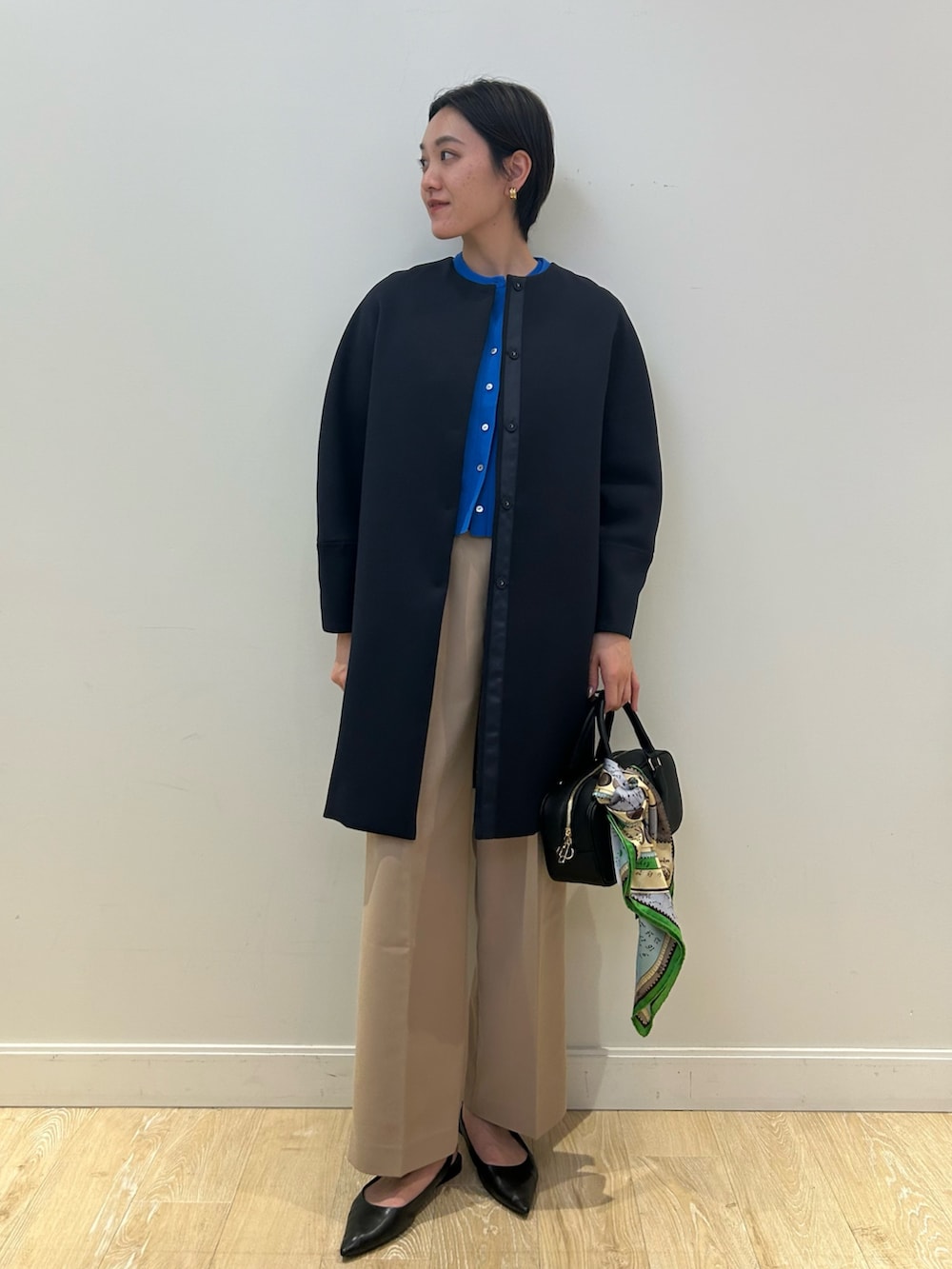 「アンサンブル、アンサンブルニット、カーディガン、ブルー、ブルーニット、春ニット、ワイドパンツ、キャメル、キャメルパンツ、春コート、オトナカジュアル、大人カジュアル、きれいめカジュアル、キレイめ、高身長女子」｜「VELETTOのミドルボストンバッグ（ボストンバッグ、ブラック系）」を使った、fukudaさん（レディース・170cm）の冬コーディネートの6枚目の写真