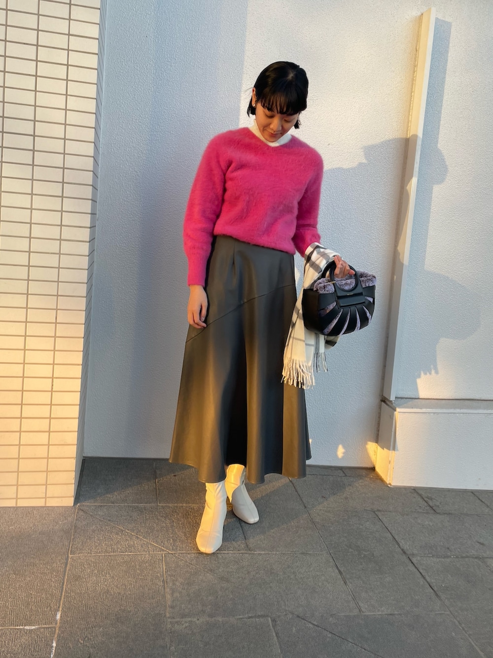 「NOLLEY'S、ノーリーズ、ピンクニット、ビビットピンク、ふわふわニット、レザースカート、ロングスカート、冬コーデ、お出かけコーデ、キレイめコーデ、チェックストール、ファーバッグ、ヴィオラドーロ、高身長女子、高身長コーデ」｜「VIOLAd'OROの【VIOLAｄ’ORO/ ヴィオラドーロ】フェイクファー巾着付抜き手バッグ（トートバッグ、ブラック系）」を使った、fukudaさん（レディース・170cm）の冬コーディネートの2枚目の写真