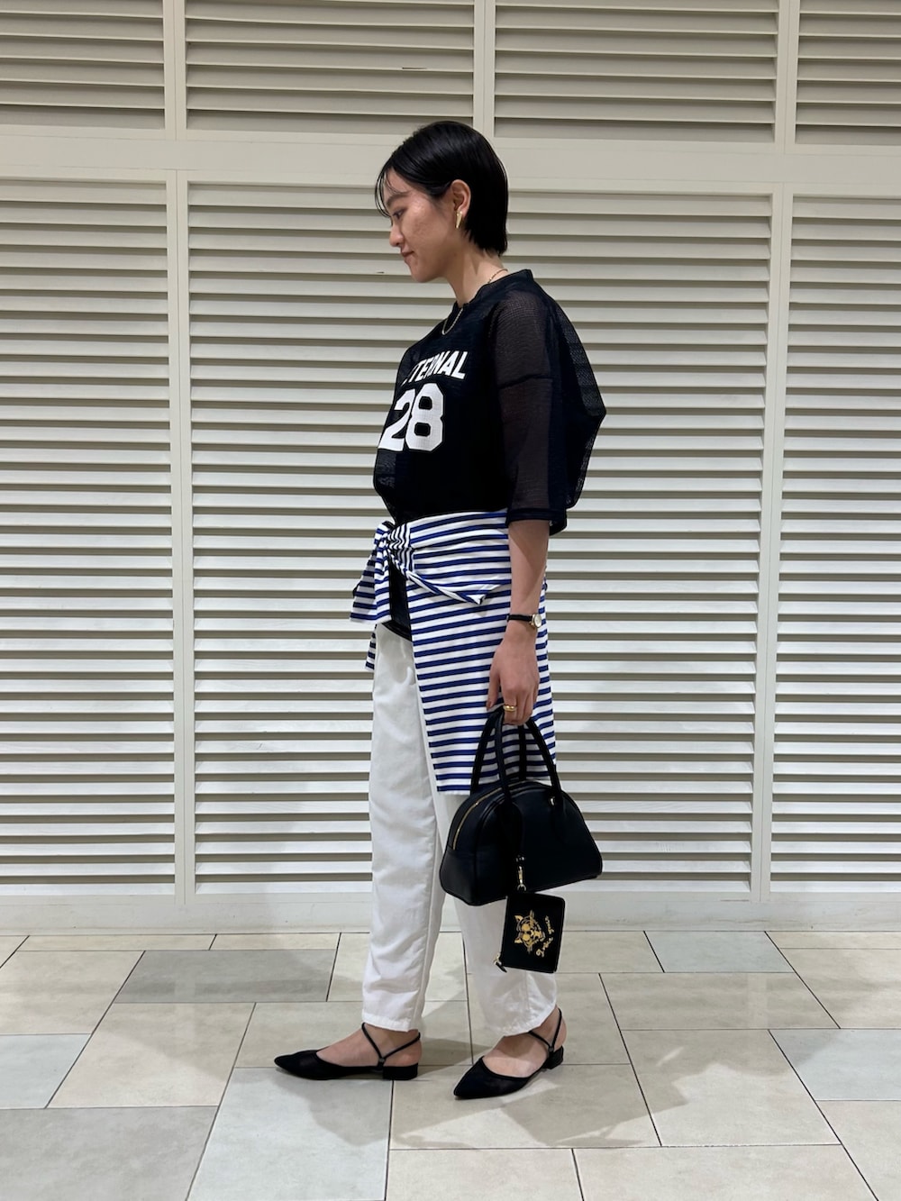 「メッシュ、メッシュトップス、プリントT、白パンツ、夏コーデ、撥水加工、大人カジュアル、カジュアル、高身長女子、高身長コーデ、休日スタイル、ショートヘア」｜「NOLLEY’Sのラウンドボストンバッグ（ボストンバッグ、ブラック系）」を使った、fukudaさん（レディース・170cm）の春コーディネートの6枚目の写真