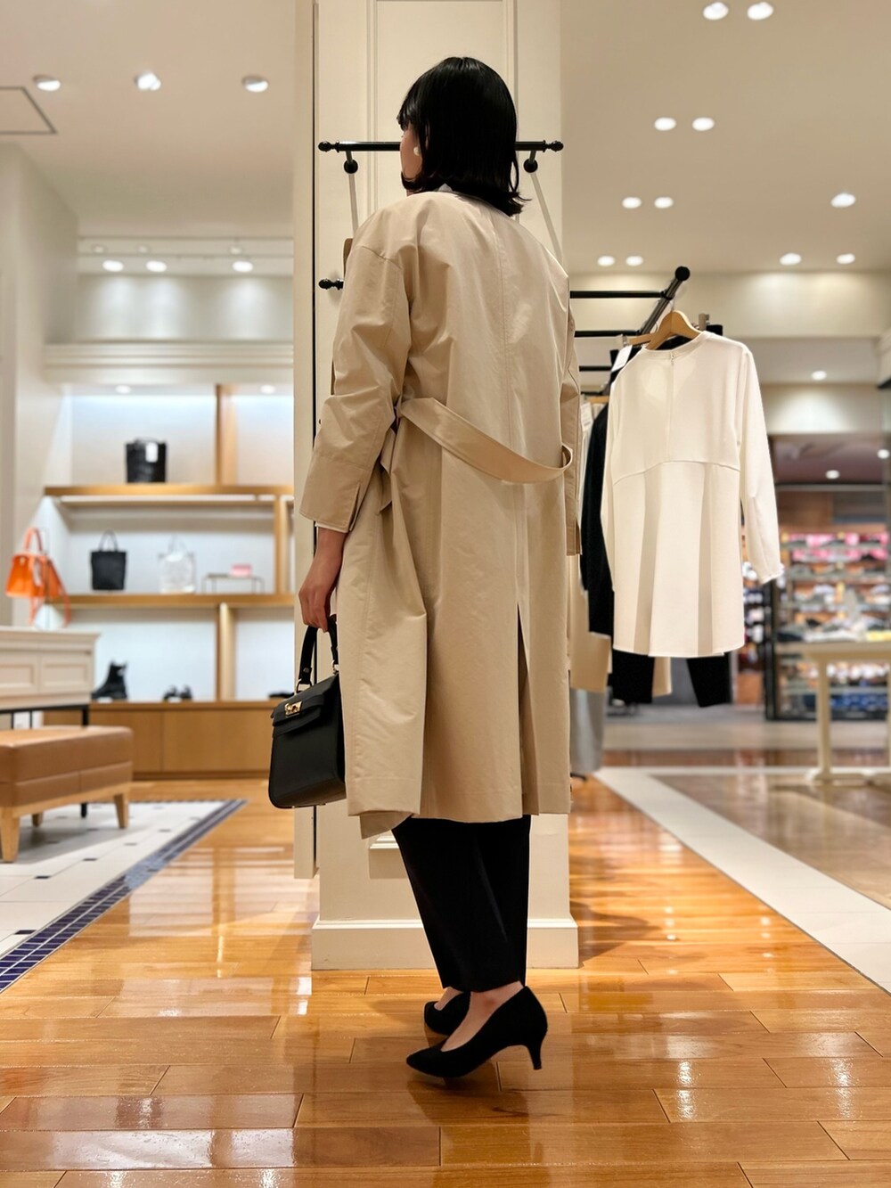 「NOLLEY'S、セレモニーコーデ、セレモニー、ツィード、ハレの日、キレイめ、スプリングコート、ベスト、ベストコーデ、リボンタイ、高身長女子、高身長コーデ」|「AULENTTIの【AULENTTI/ オーレンティ】スクエアひねりショルダーバッグ(ショルダーバッグ、ブラック系)」を使った、fukudaさん(レディース・170cm)の冬コーディネートの8枚目の写真