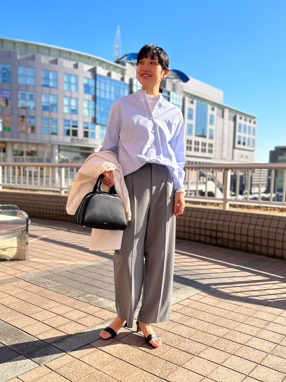 「NOLLEY'S、通勤コーデ、春アウター、重ね着、レイヤードスタイル、マンパ、マウンテンパーカー、キレイめ、ワイドパンツ、高身長女子、高身長コーデ」｜「NOLLEY’Sのレザーボストンバッグ（ボストンバッグ、ブラック系）」を使った、fukudaさん（レディース・170cm）の春コーディネートの6枚目の写真
